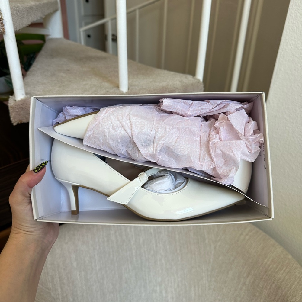 Bandolino Medley Pump Ivory/Off-White Size 8 Wedding Shoe Occasion Shoe